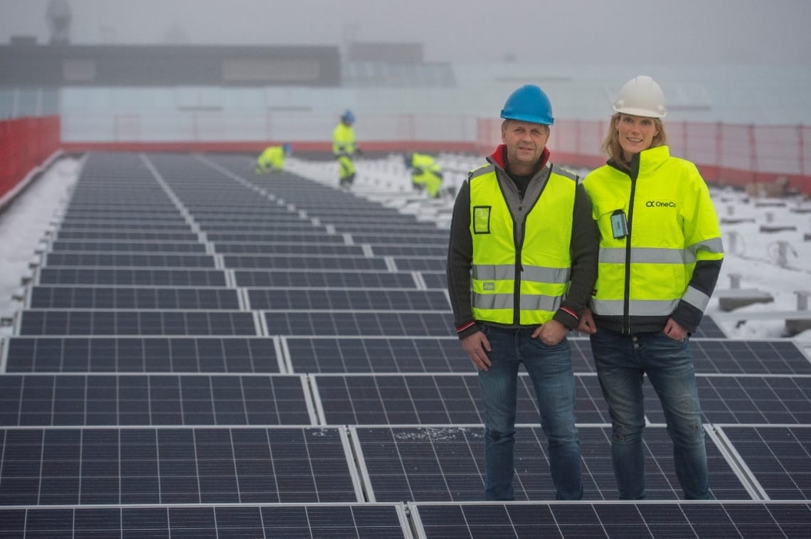 Bård A. Nielsen og Ellen Kathrine Lie på solcelleprosjektet på Campus Vestfold (Statsbygg).