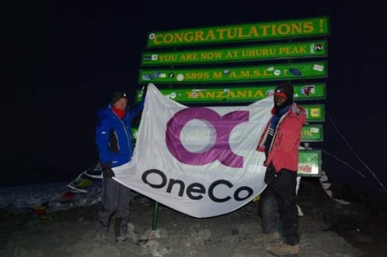 Kennet Kira Alvsvåg, sørget for at flagget ble testet før det skal opp igjen sammen med vinneren av konkurransen i 2013. Toppen av Kilimanjaro, 5895 moh gir ny høyderekord så langt!