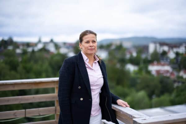 Bilde av Rannveig-Helen Ekløv, senior prosjektleder i OneCo, med utsikt fra vannbehandlingsanlegget i Oslo.